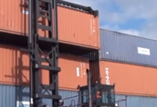 Do załadunku  kontenerow na terminalu na  naczepy dzwig Kalmar 15